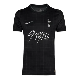 Najcenejsi-nogometni-dres-Tottenham-Hotspur-x-StrayKids-Gostujoci-2025-26