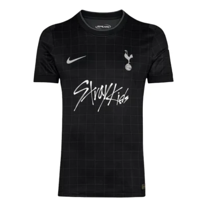 Najcenejsi-nogometni-dres-Tottenham-Hotspur-x-StrayKids-Gostujoci-2025-26