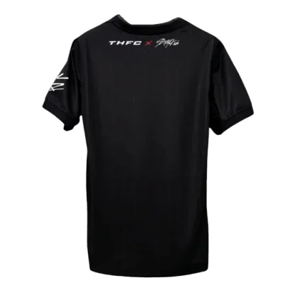 Najcenejsi-nogometni-dres-Tottenham-Hotspur-x-StrayKids-Gostujoci-2025-26