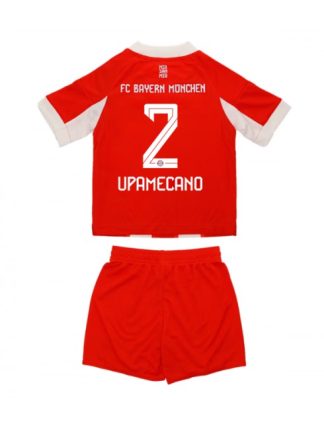Kupiti-Prodajo-Otroski-Nogometni-dresi-Bayern-Munich-Dayot-Upamecano-2-Domaci-2025-26-kompleti