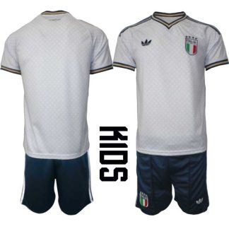 Najcenejsi-Otroski-nogometni-dresi-komplet-reprezentance-Italija-Gostujoci-SP-2026-z-lastnim-tiskom
