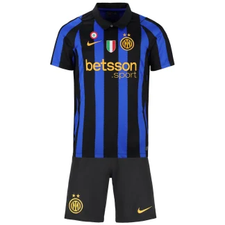 Najcenejsi-Otroski-dresi-za-nogomet-Inter-Milan-Domaci-2026-27-s-kratkimi-hlacami